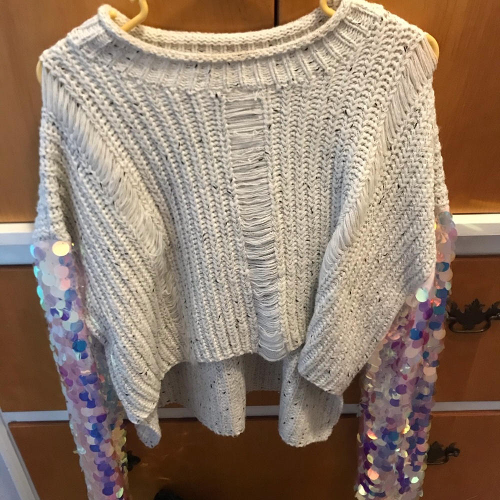 Gray cropped sweater iridescent sleeves